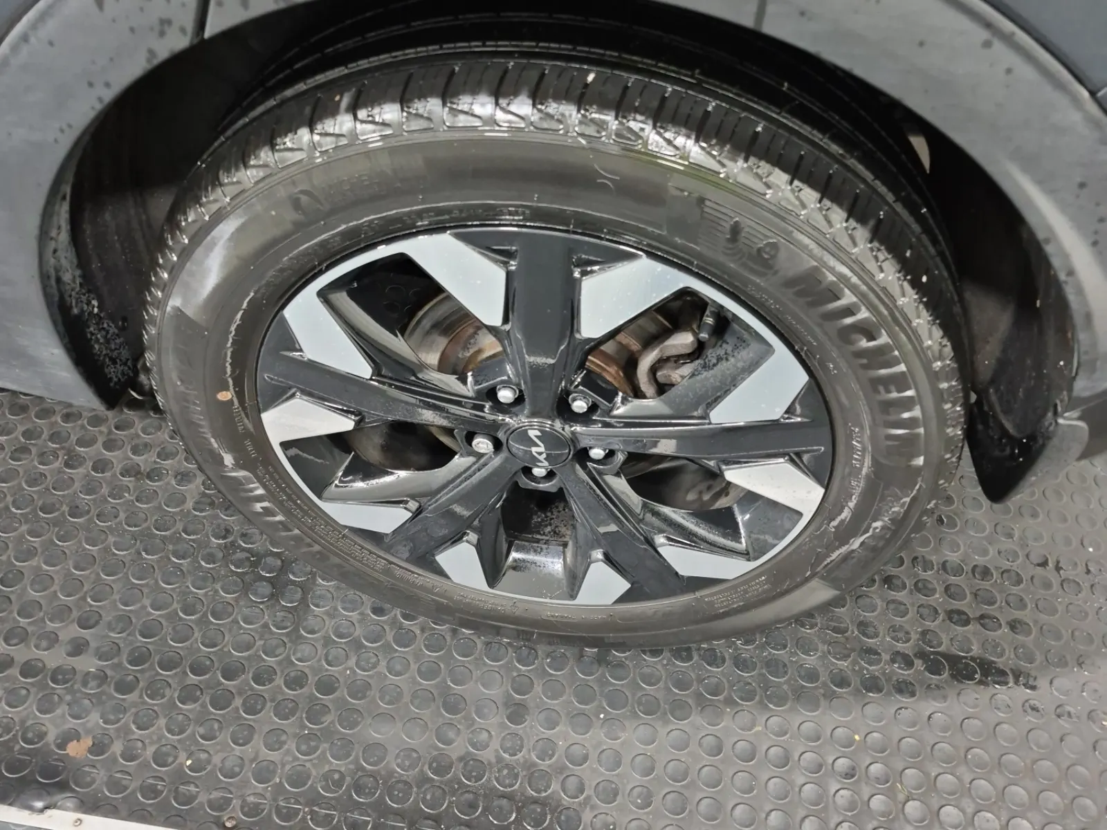 Left Rear Wheel/Tire Photo