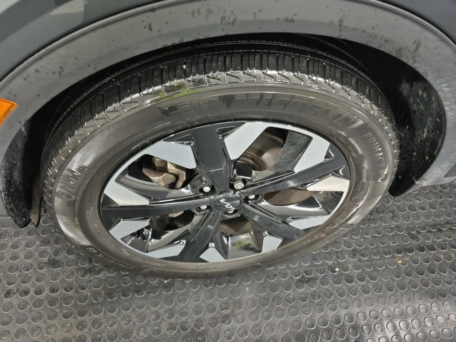 Front driver wheel/tire photo