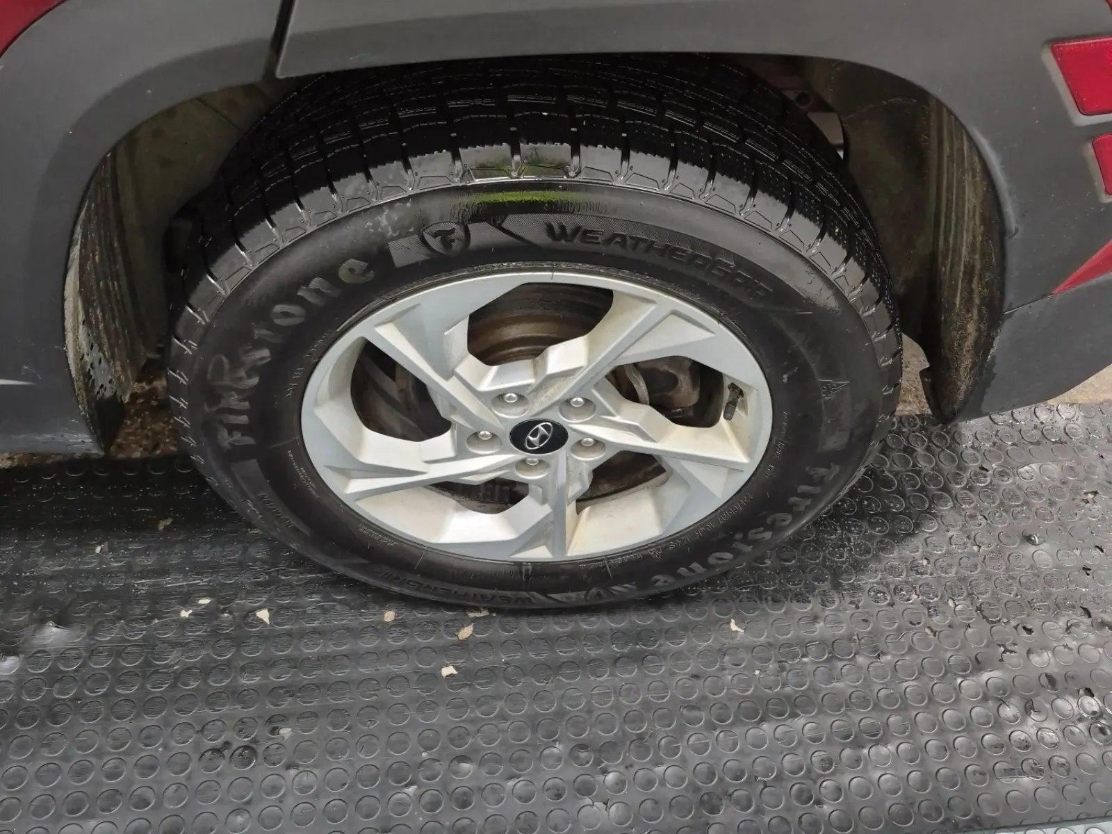 Left Rear Wheel/Tire Photo