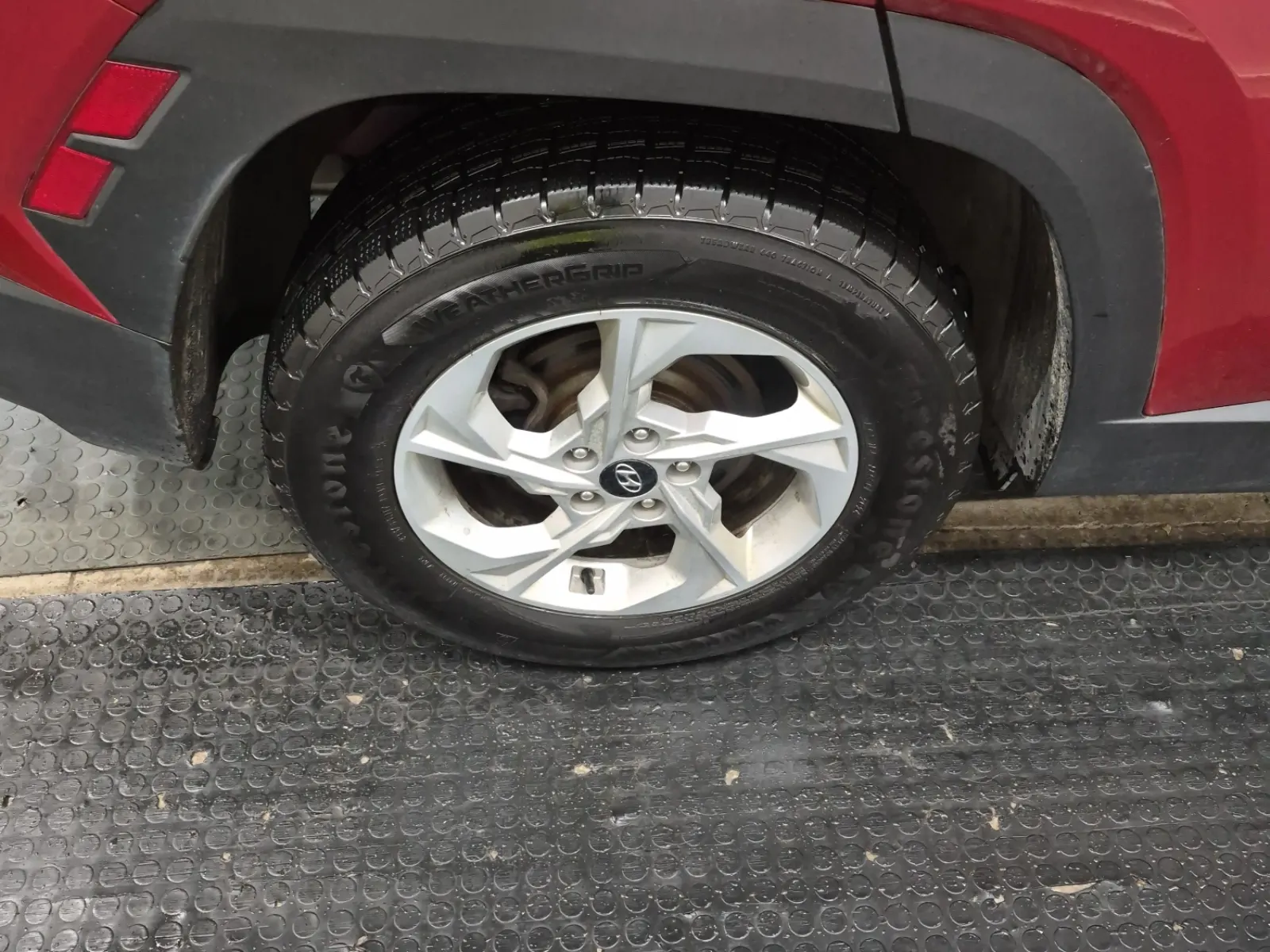 Right Rear Wheel/Tire Photo