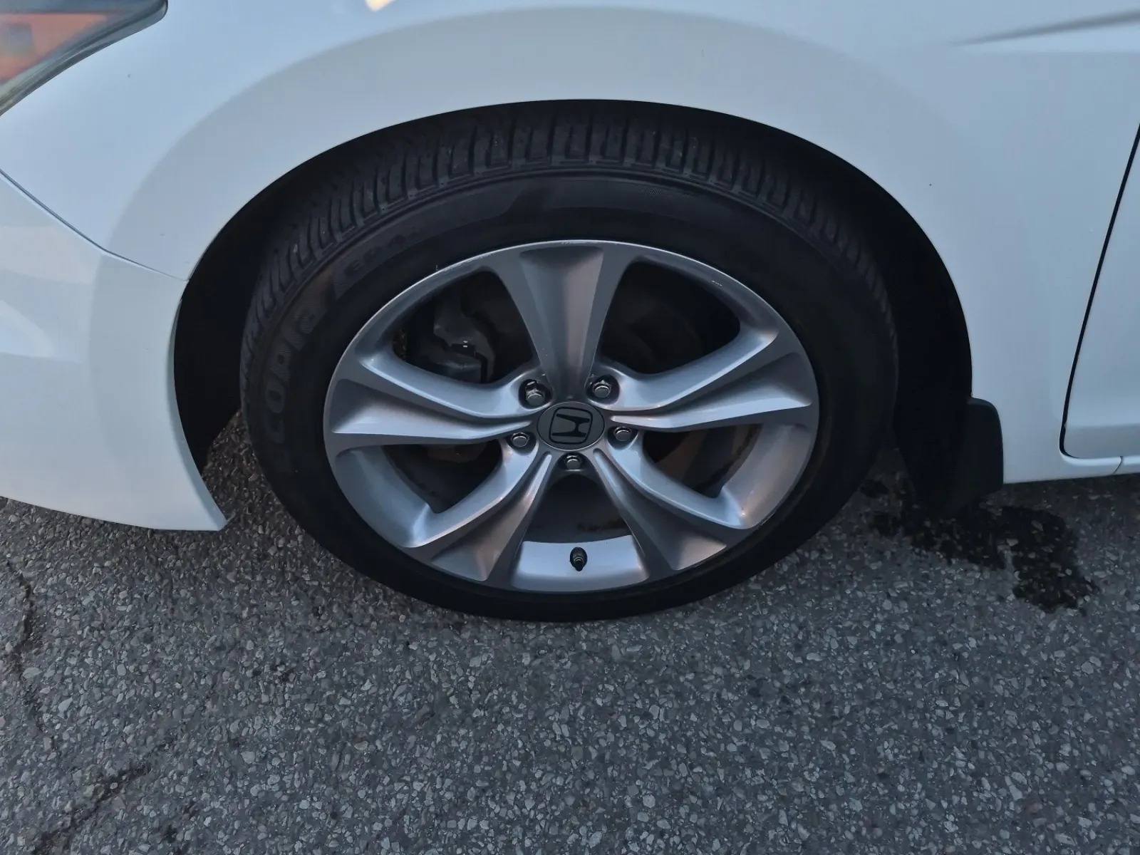 Front driver wheel/tire photo