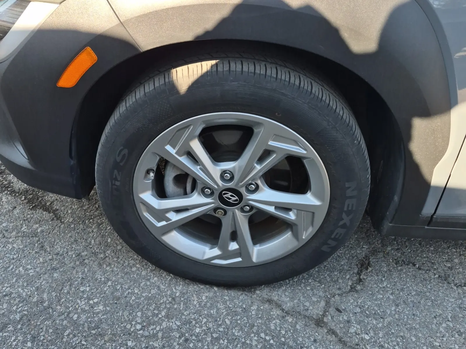Front driver wheel/tire photo