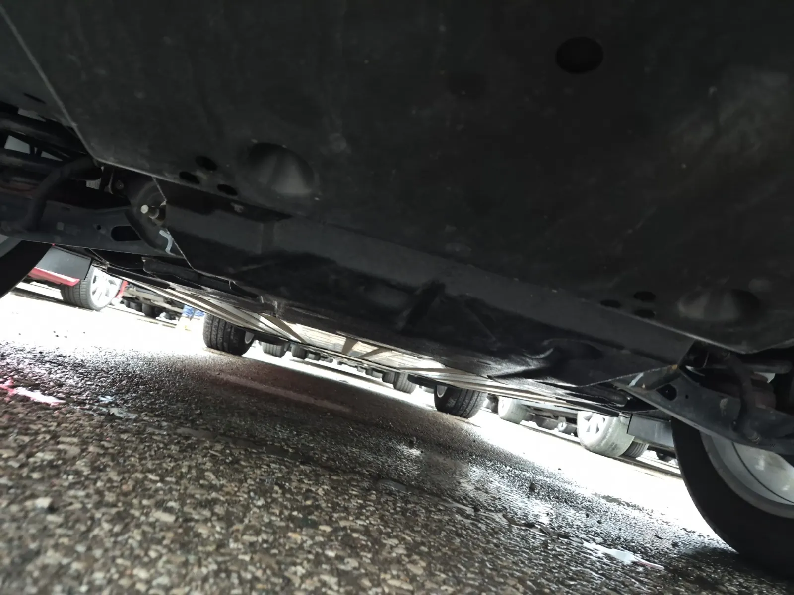 Undercarriage - Rear Photo