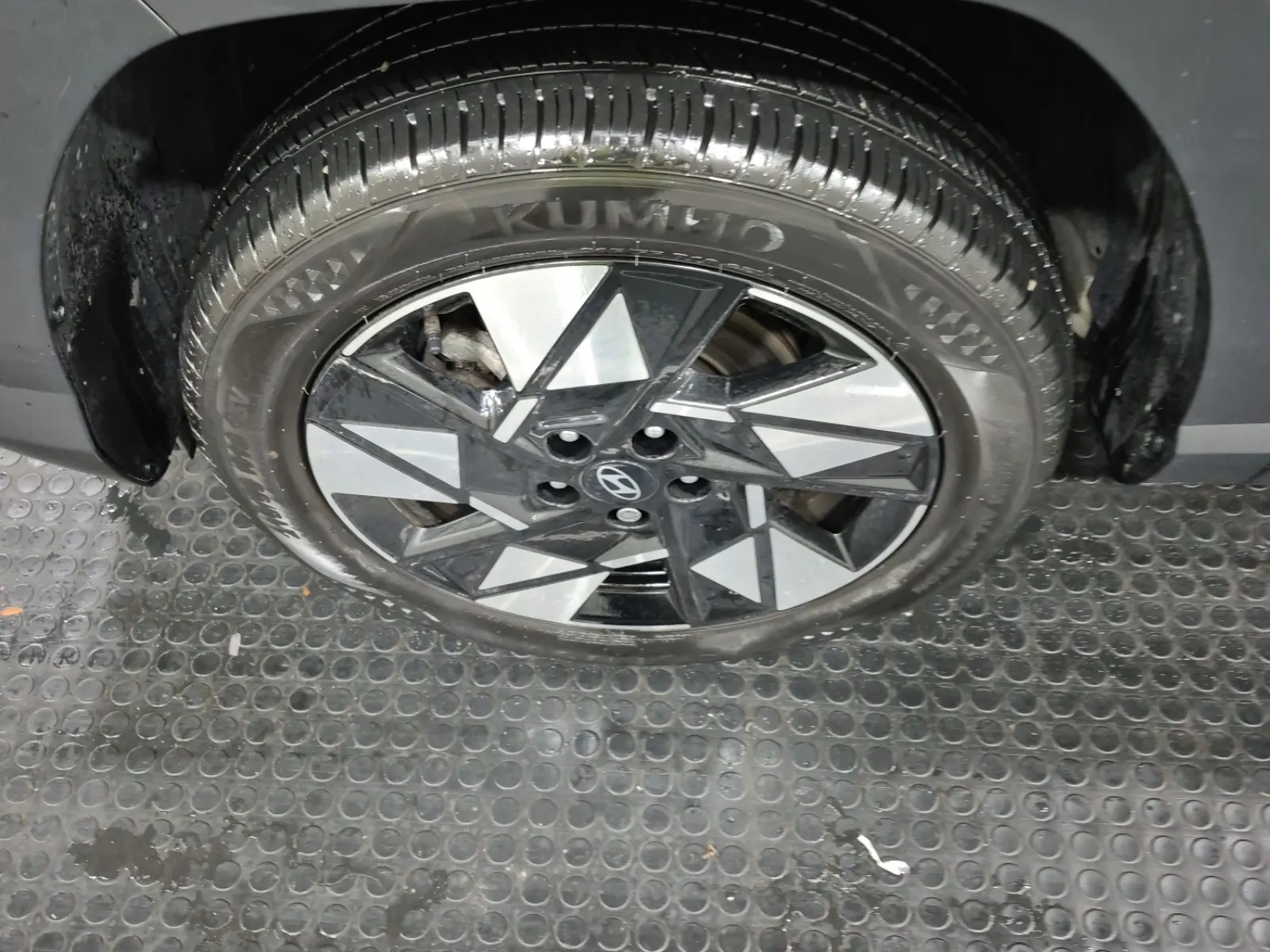 Front driver wheel/tire photo