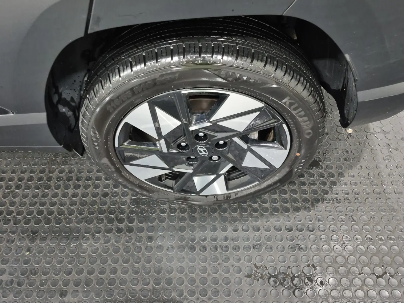 Left Rear Wheel/Tire Photo
