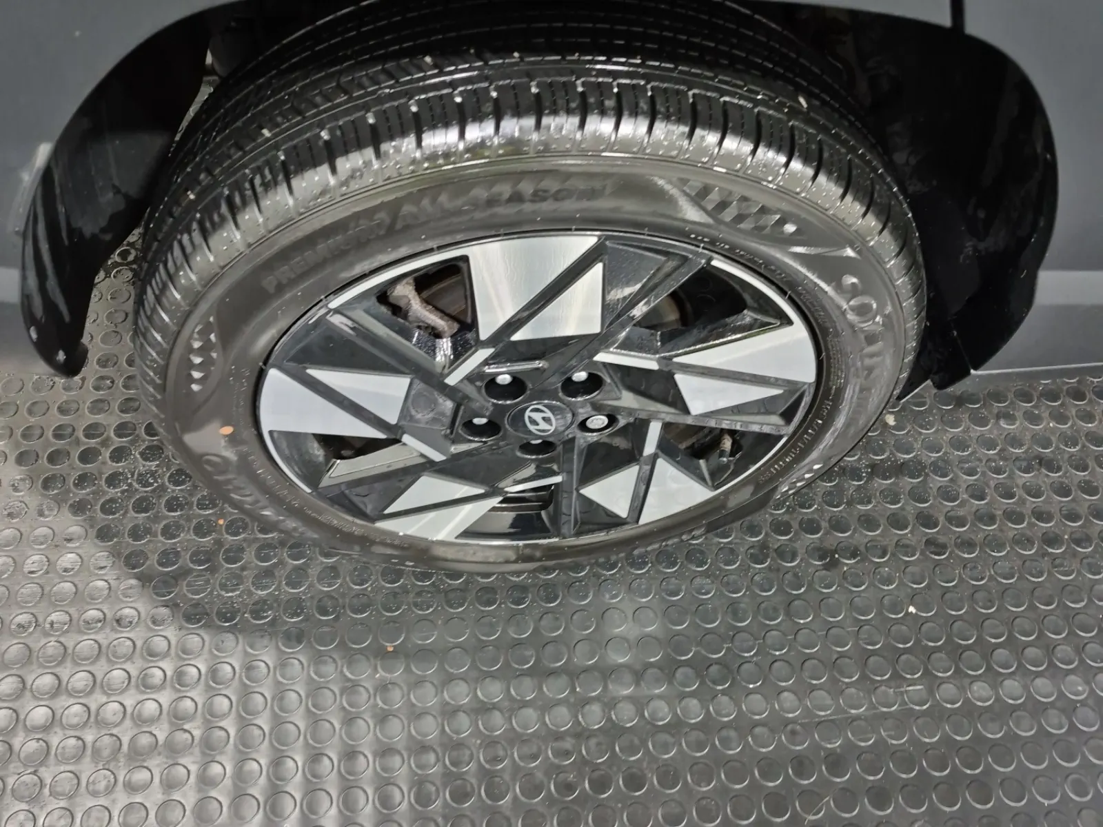 Right Rear Wheel/Tire Photo