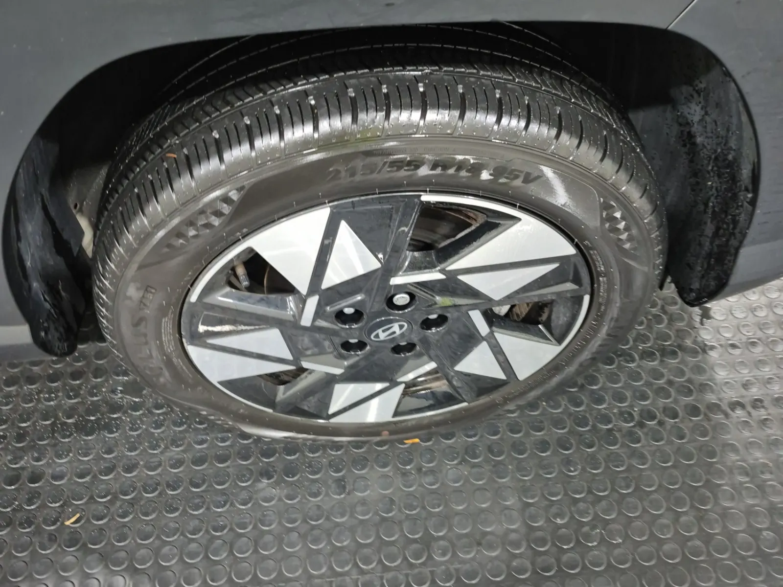 Right Front Wheel/Tire Photo