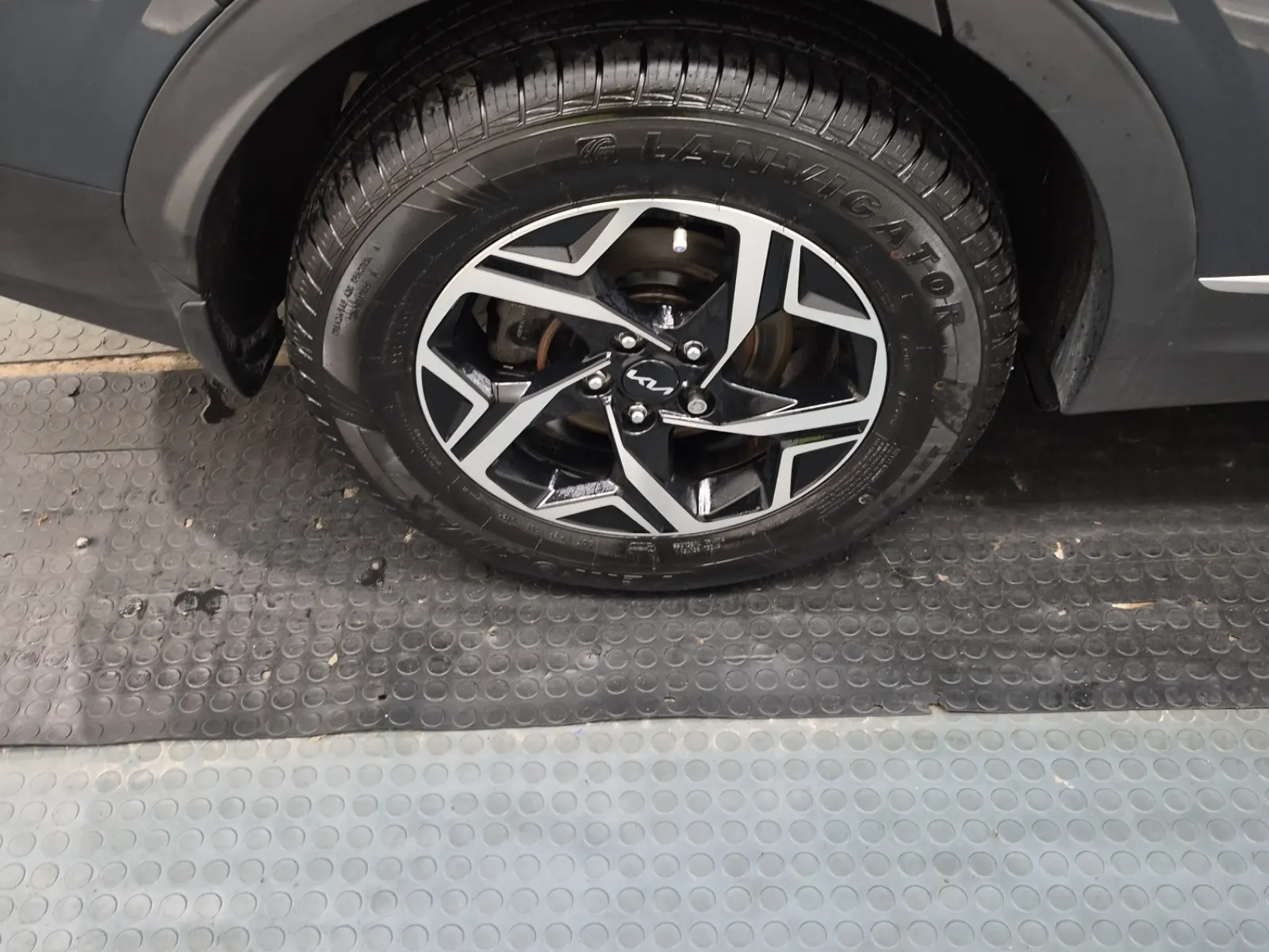 Right Rear Wheel/Tire Photo