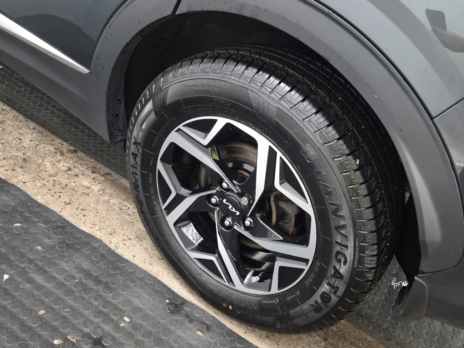 Left Rear Wheel/Tire Photo