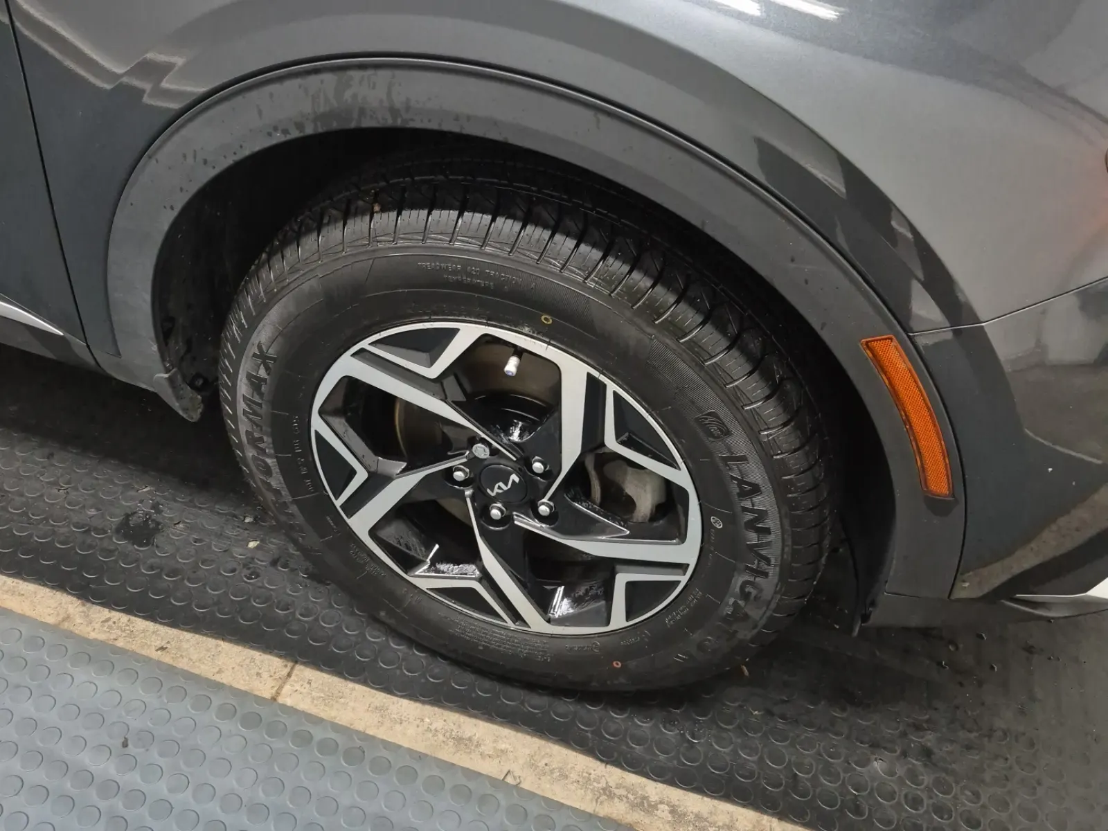 Right Front Wheel/Tire Photo