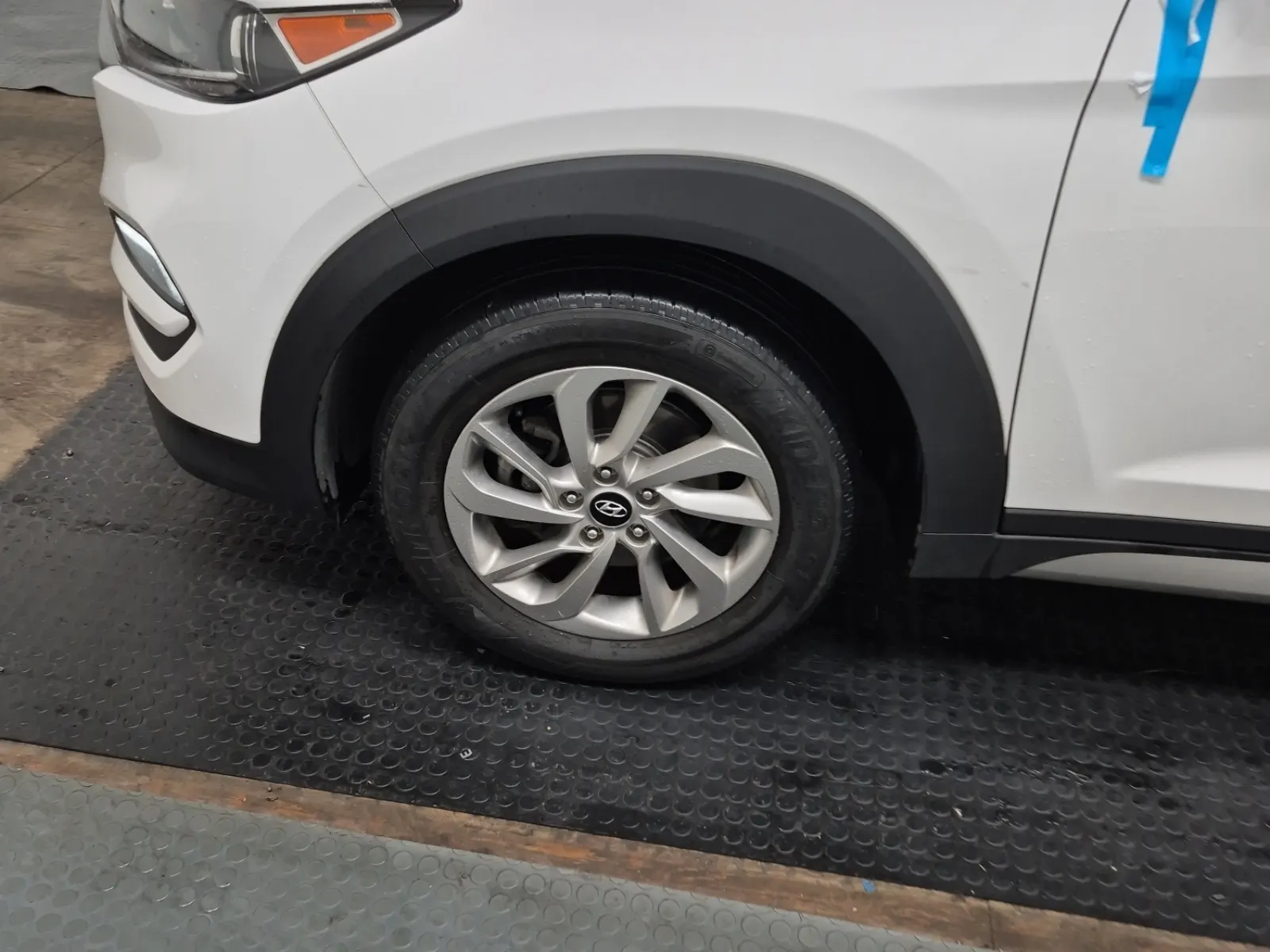 Front driver wheel/tire photo