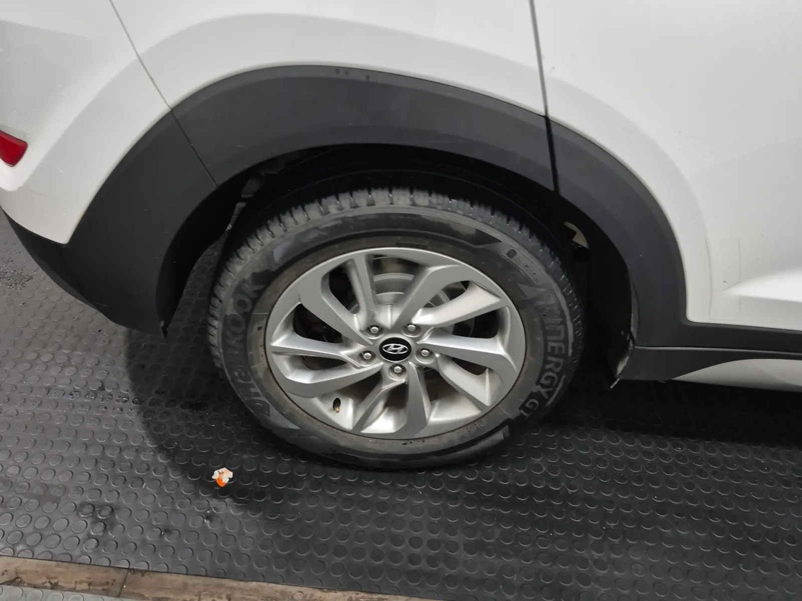 Right Rear Wheel/Tire Photo