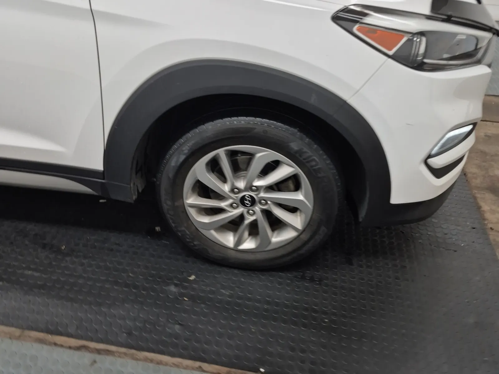 Right Front Wheel/Tire Photo