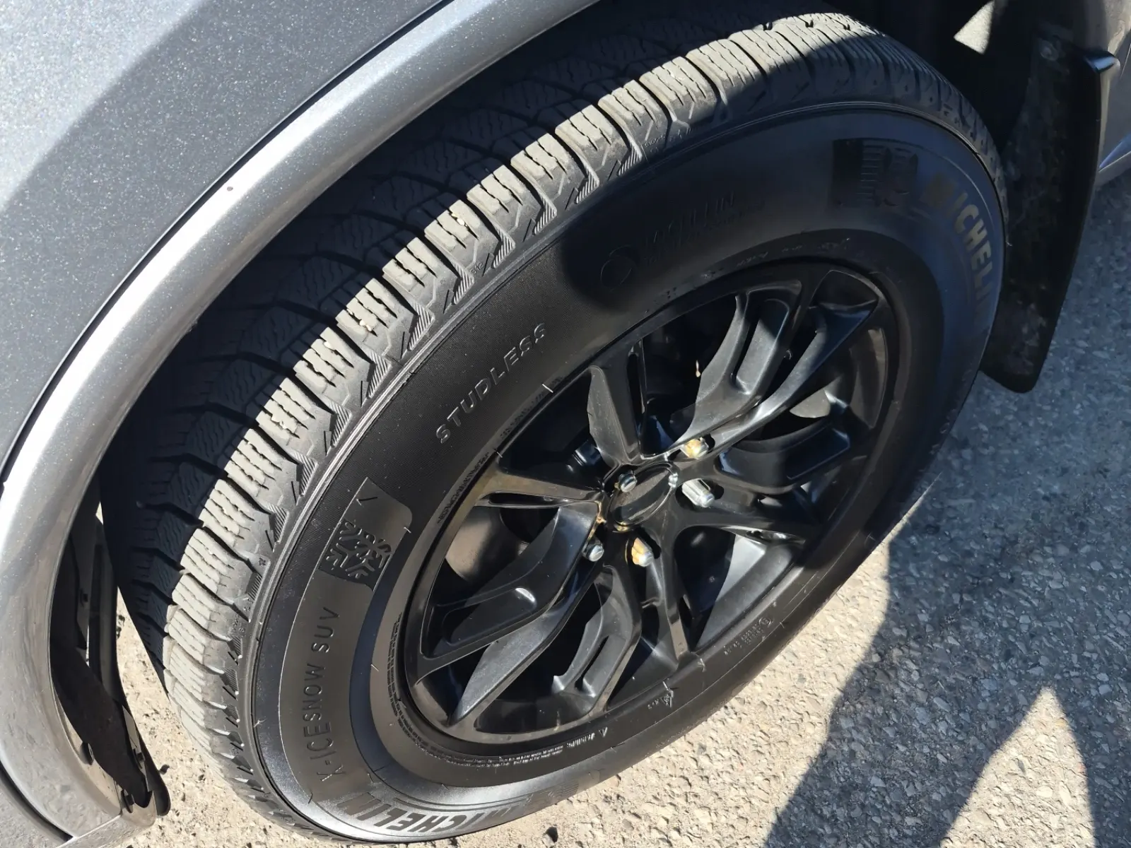 Front driver wheel/tire photo