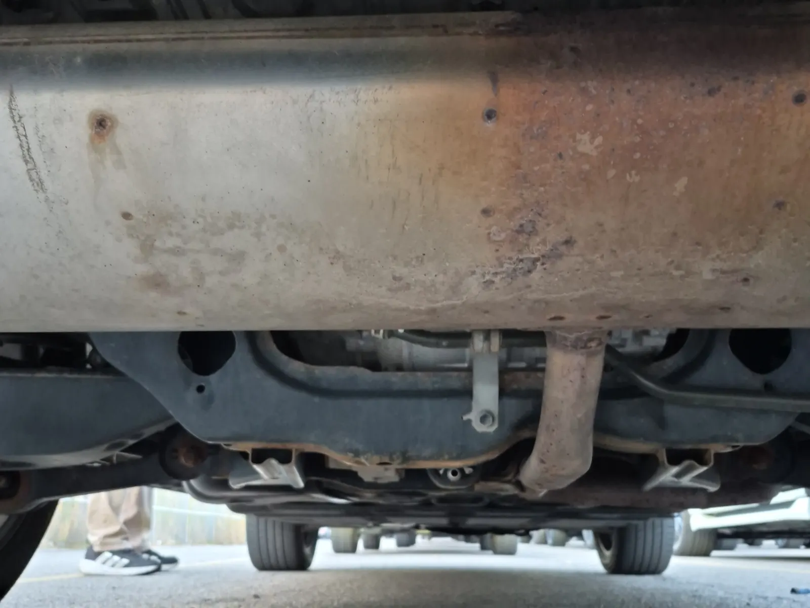 Undercarriage - Rear Photo