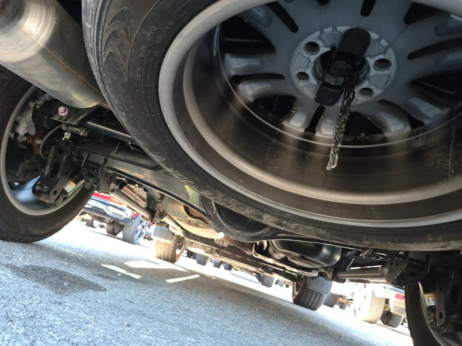 Undercarriage - Rear Photo