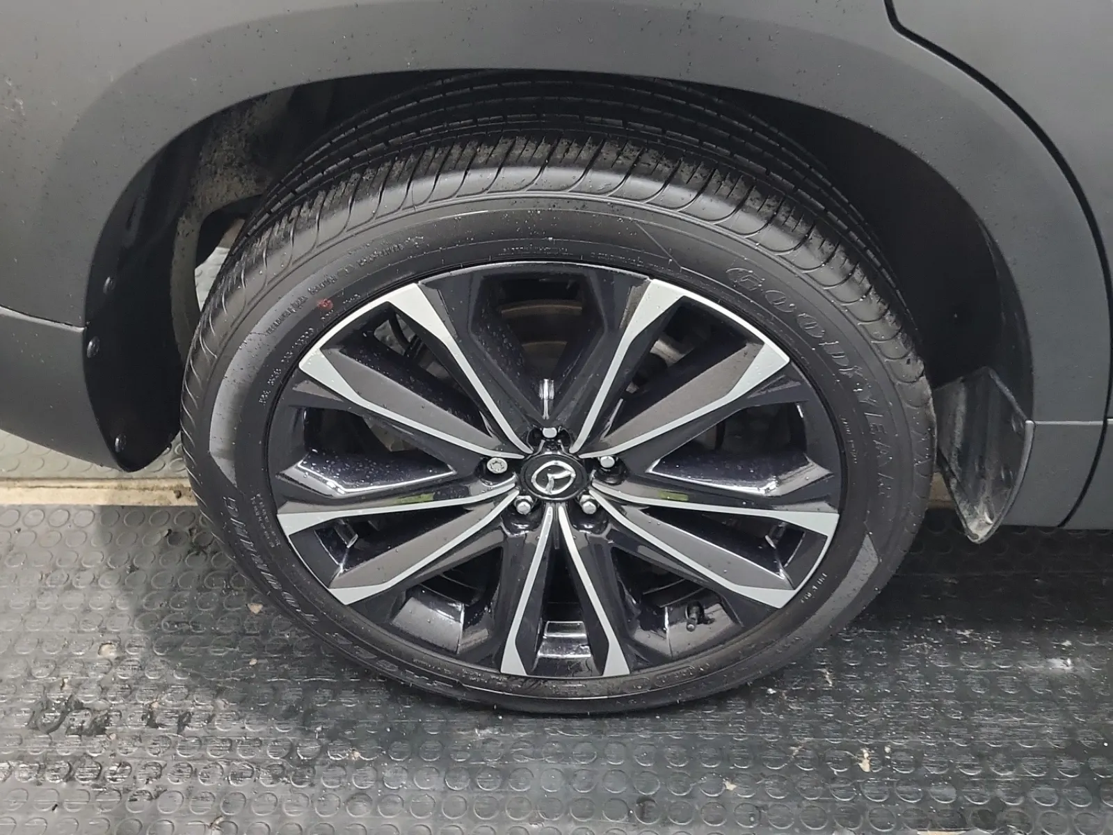 Right Rear Wheel/Tire Photo