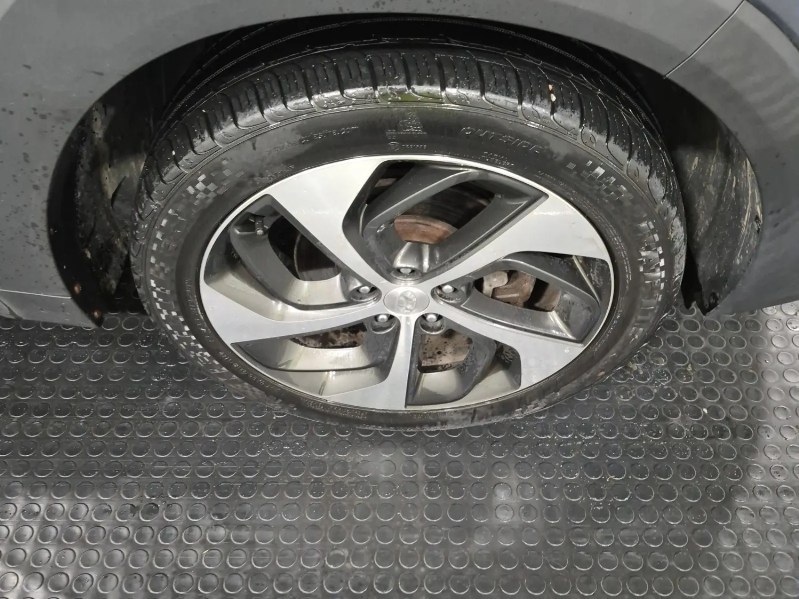 Right Front Wheel/Tire Photo