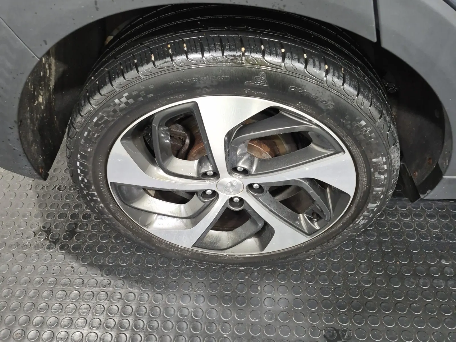 Right Rear Wheel/Tire Photo