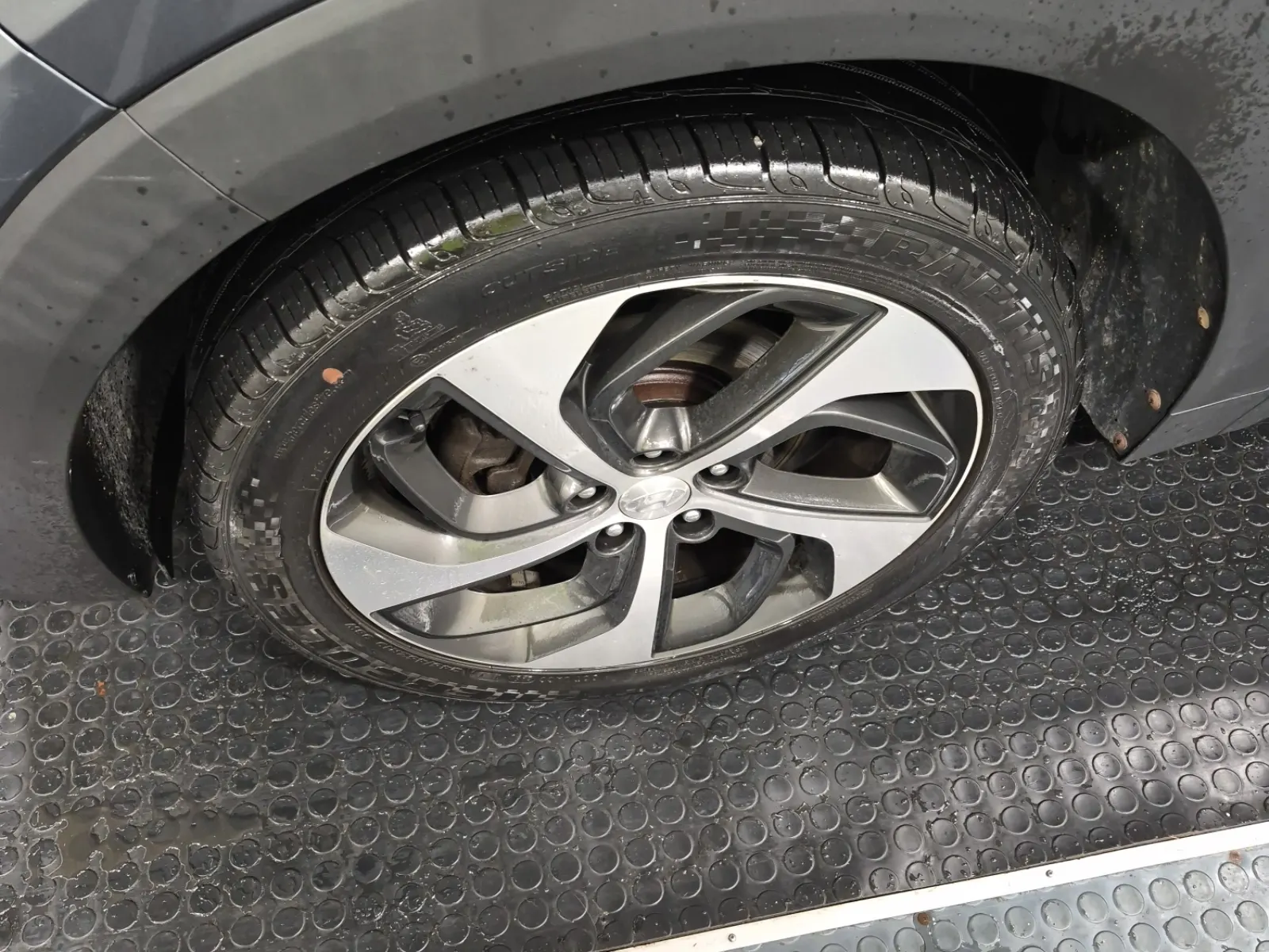 Front driver wheel/tire photo