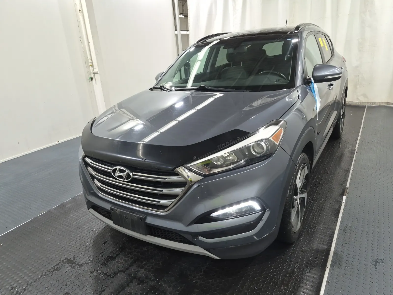 Front driver 3/4 photo