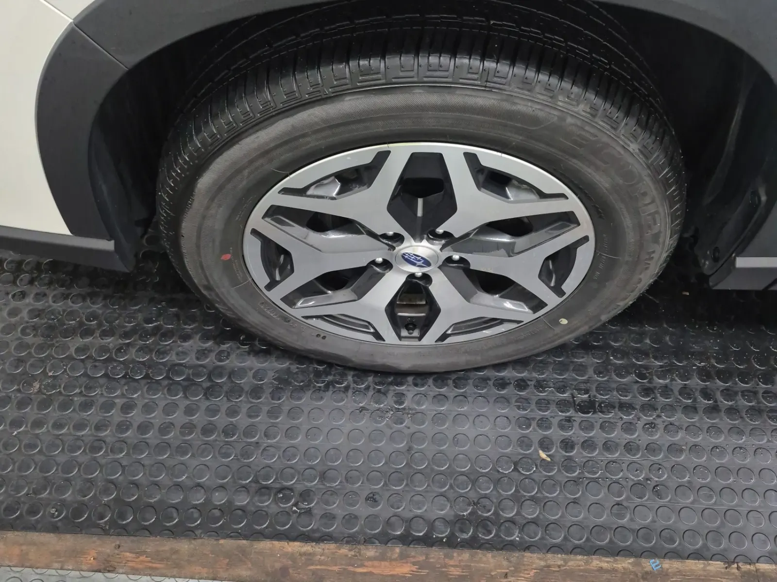 Front driver wheel/tire photo