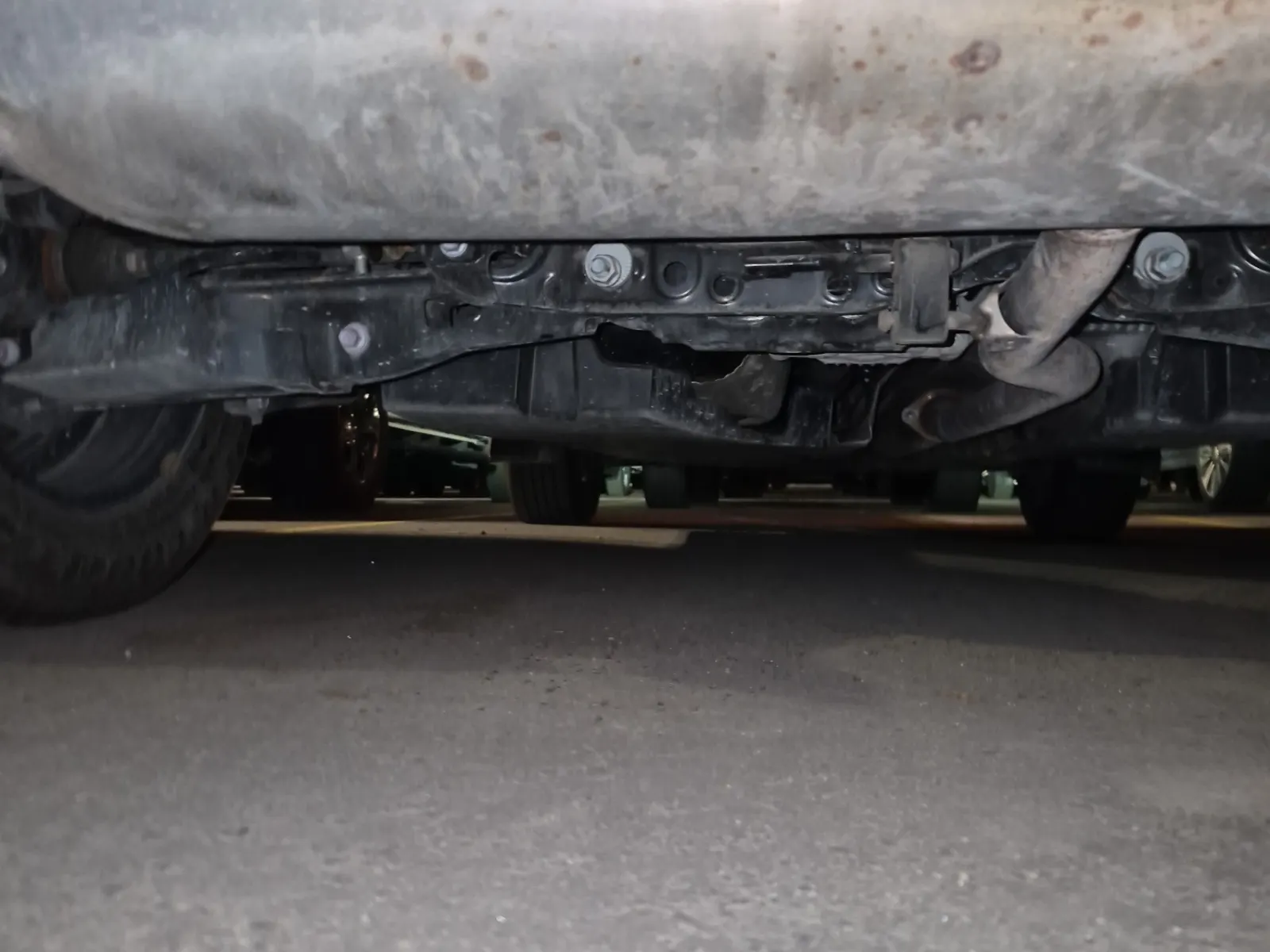 Undercarriage - Rear Photo