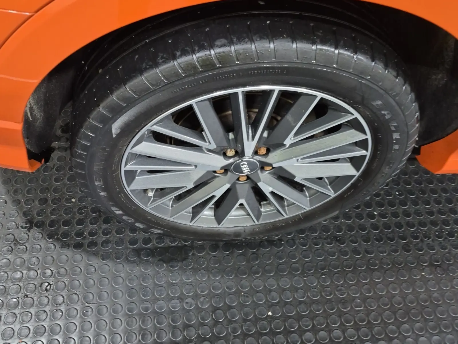 Right Rear Wheel/Tire Photo