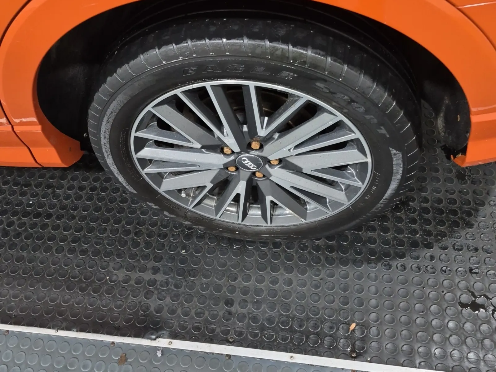 Left Rear Wheel/Tire Photo