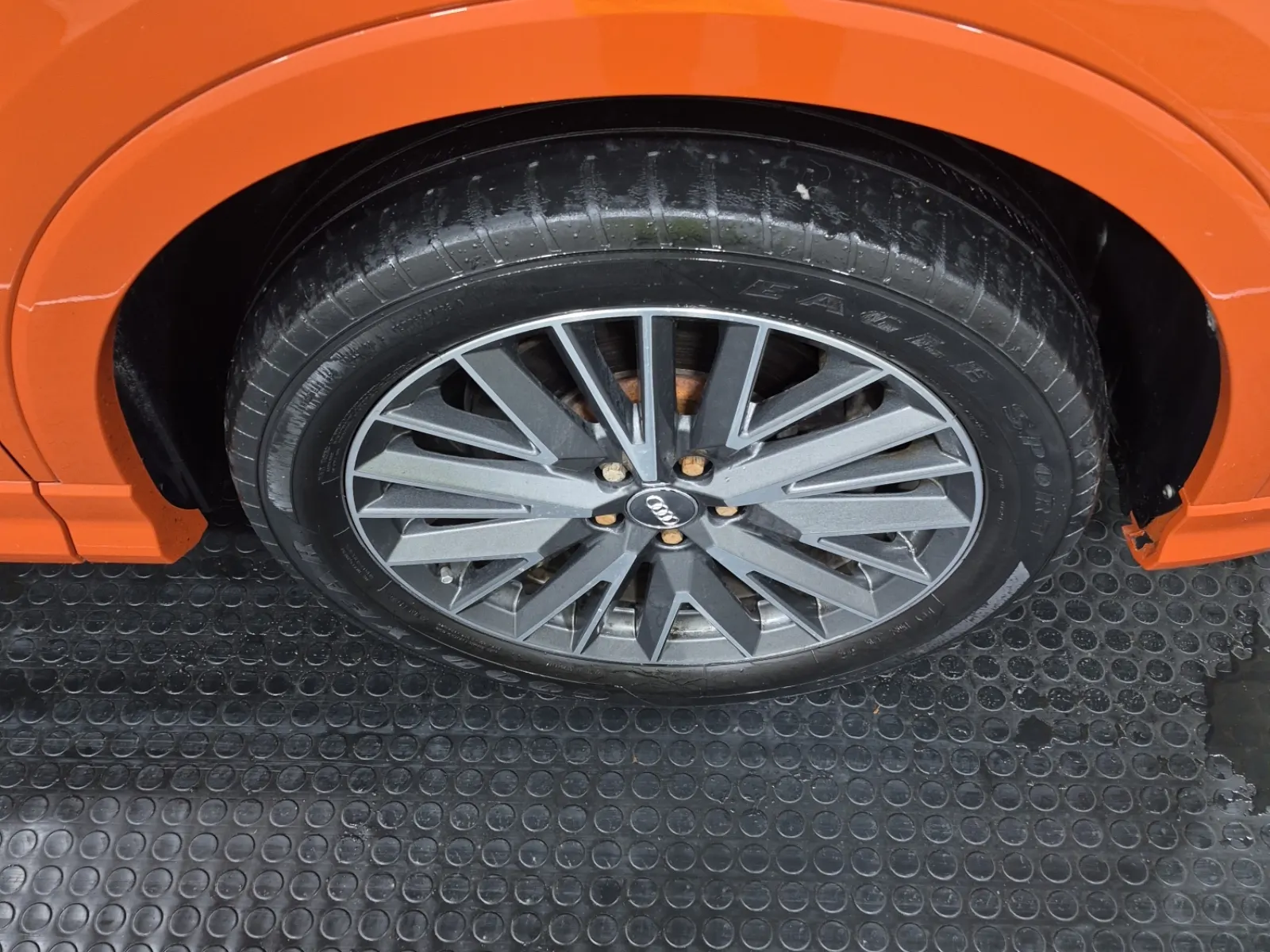 Right Front Wheel/Tire Photo