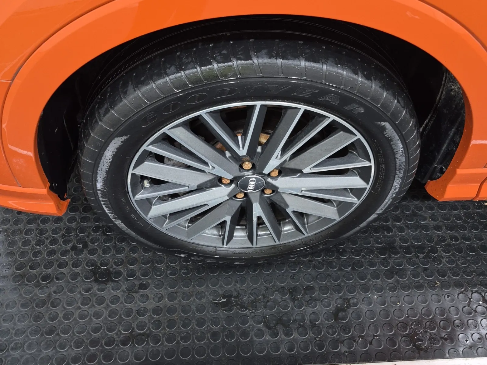 Front driver wheel/tire photo