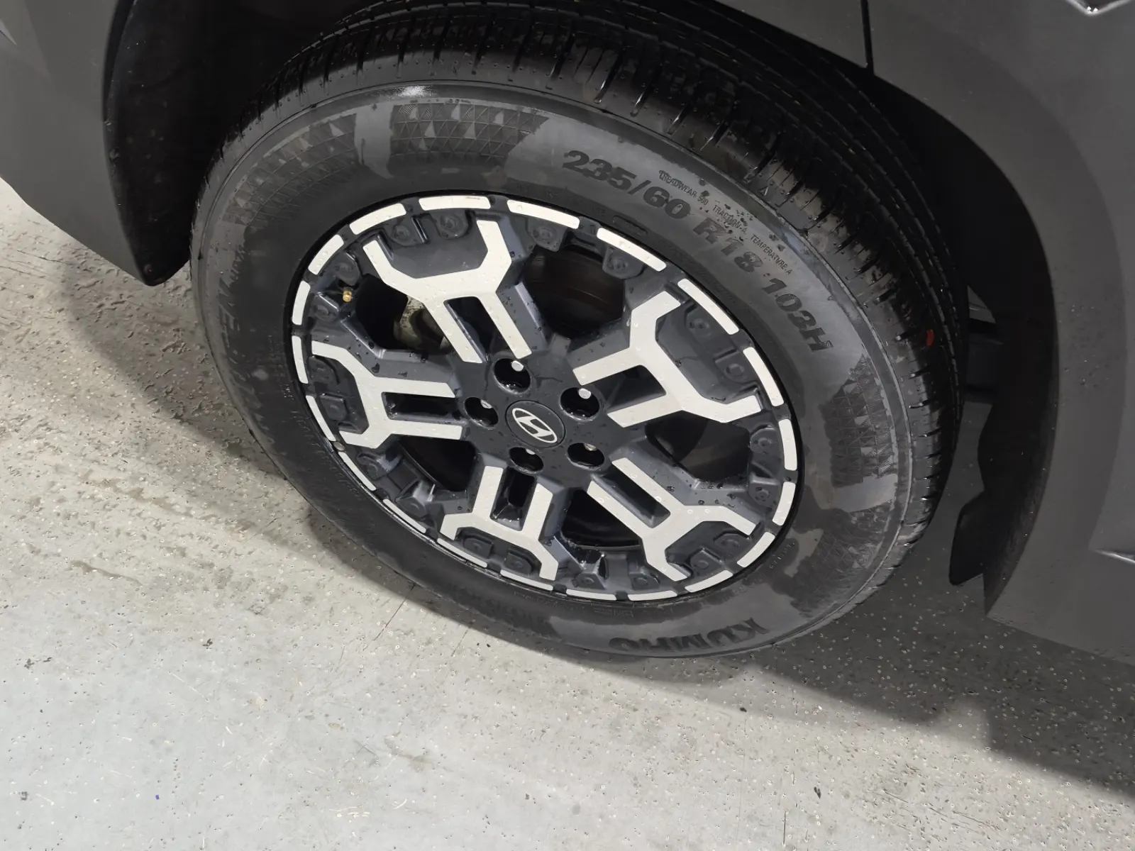 Right Rear Wheel/Tire Photo