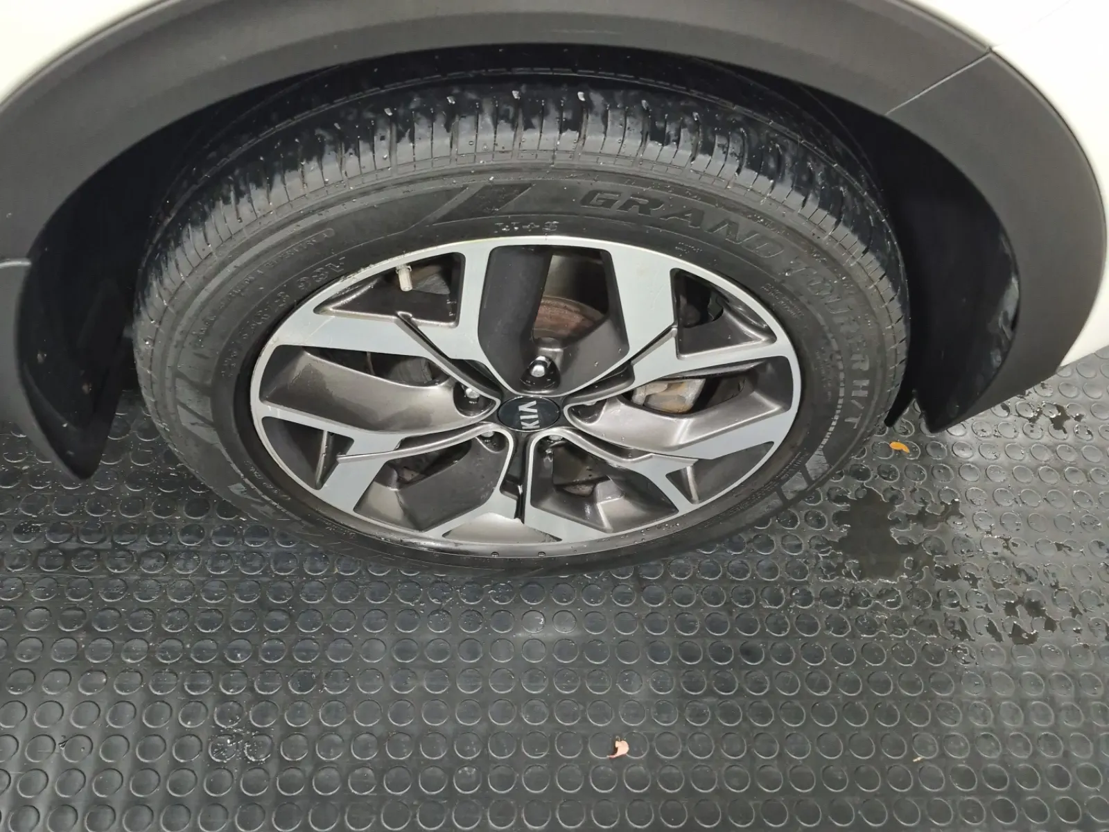 Right Front Wheel/Tire Photo