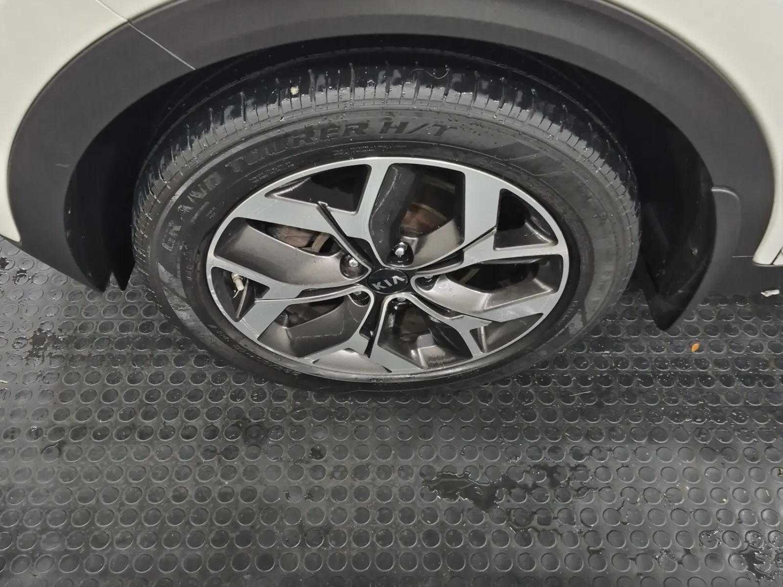 Front driver wheel/tire photo