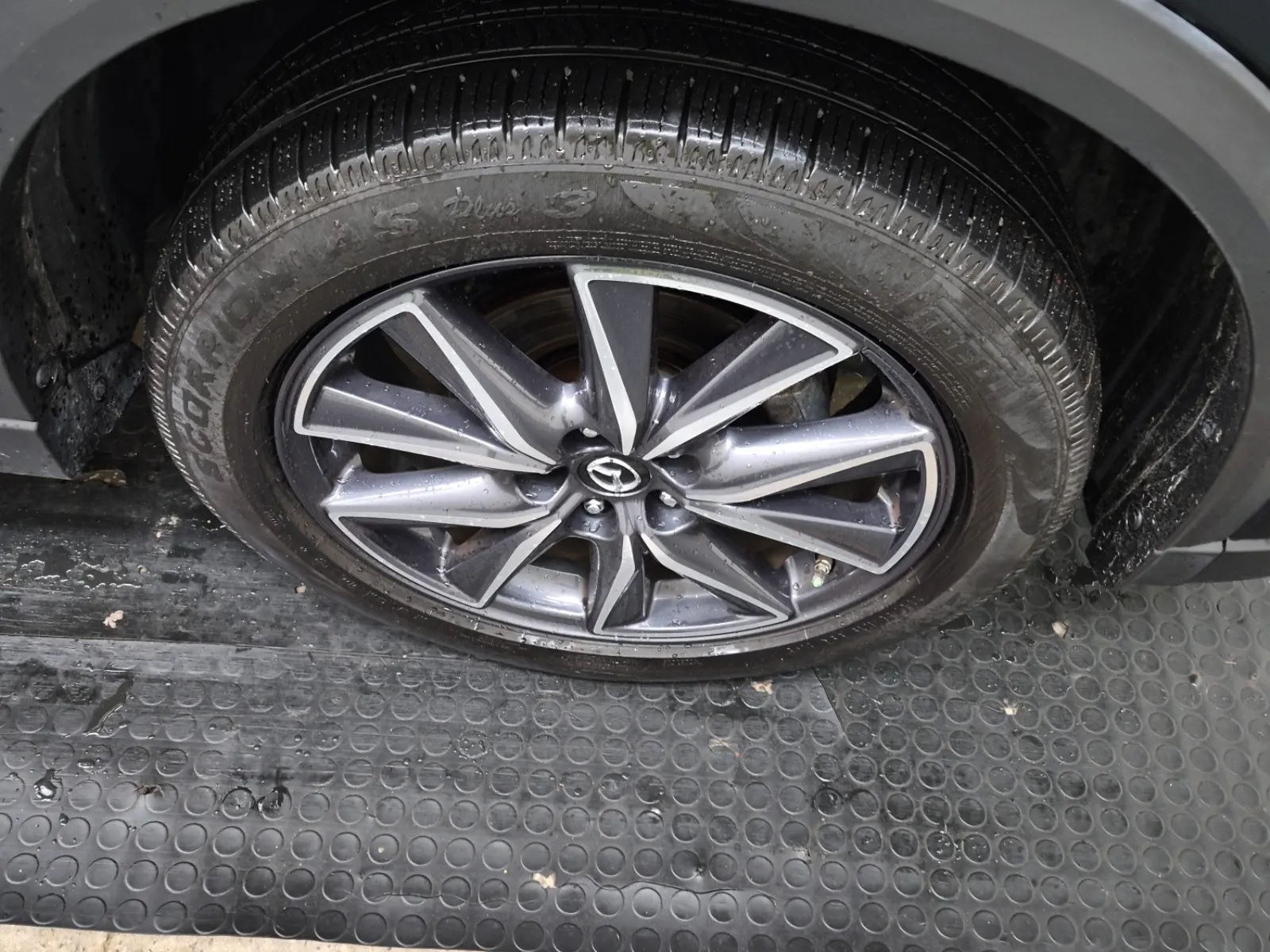 Right Front Wheel/Tire Photo