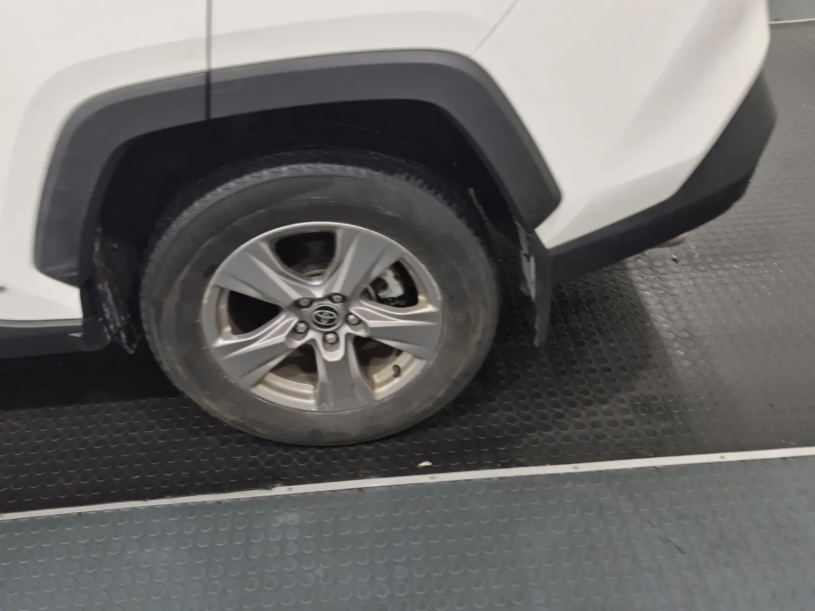 Left Rear Wheel/Tire Photo