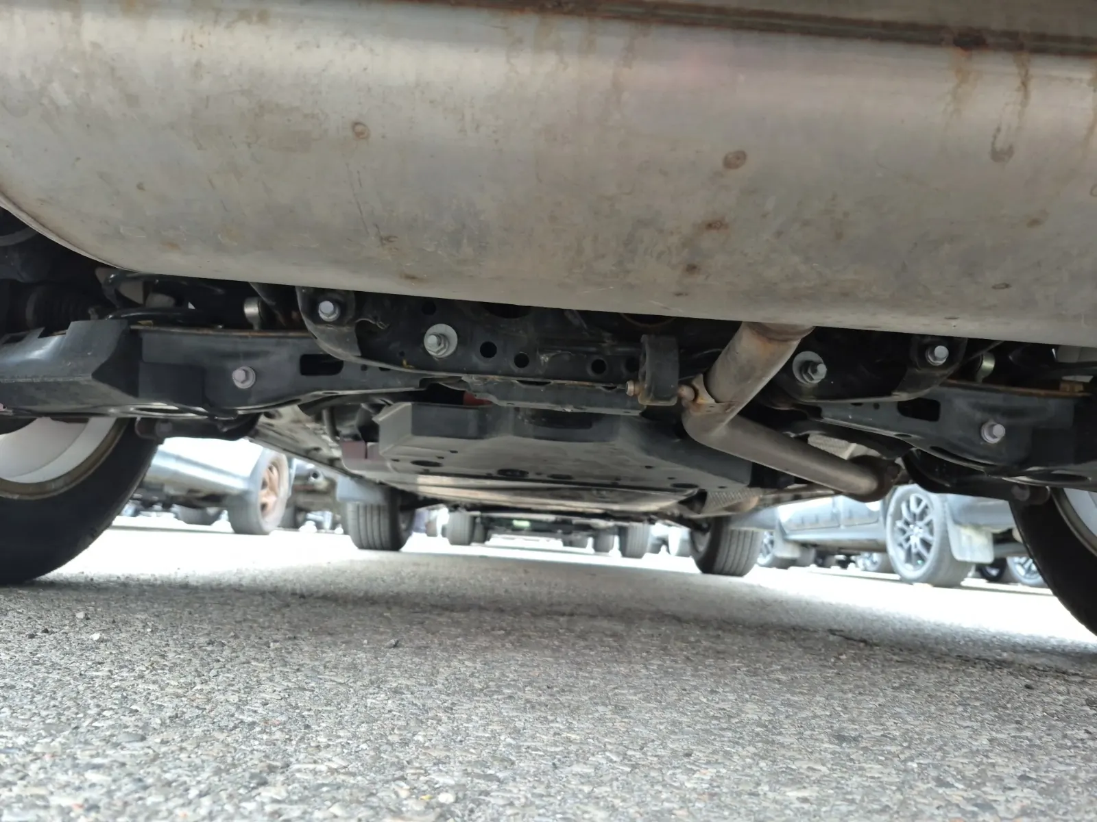 Undercarriage - Rear Photo