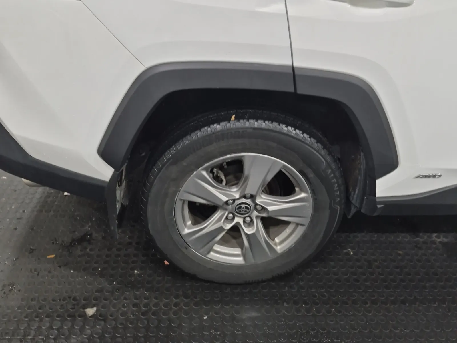 Right Rear Wheel/Tire Photo