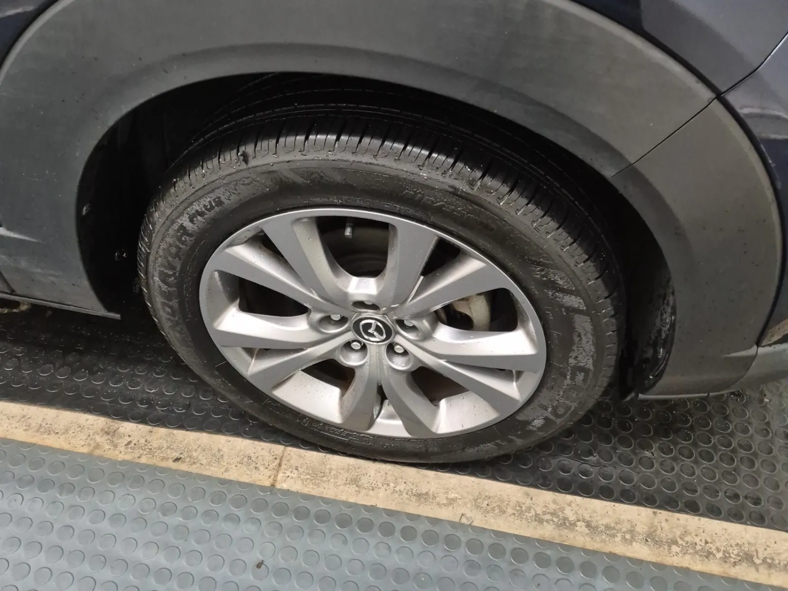 Right Front Wheel/Tire Photo