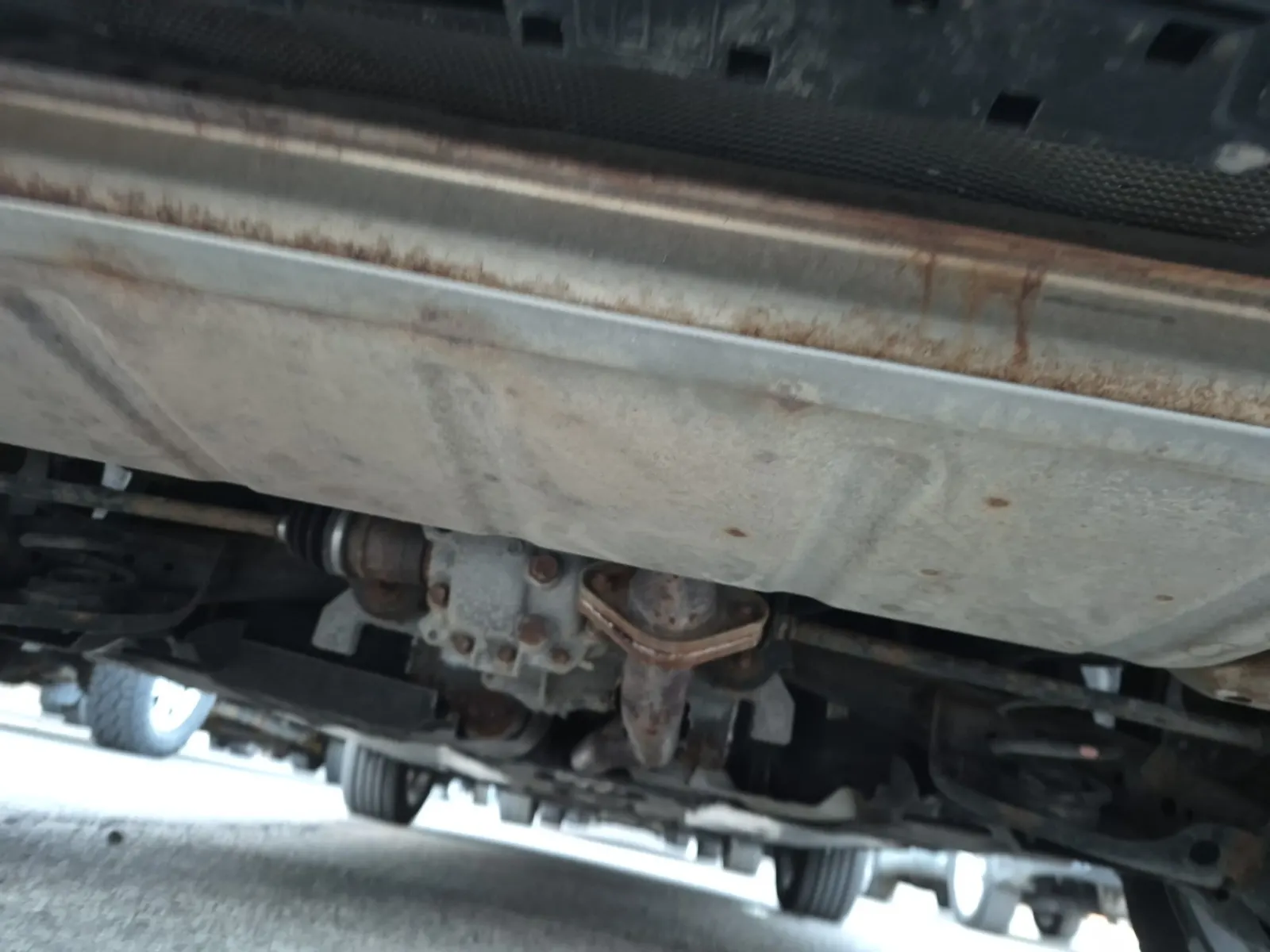 Undercarriage - Rear Photo