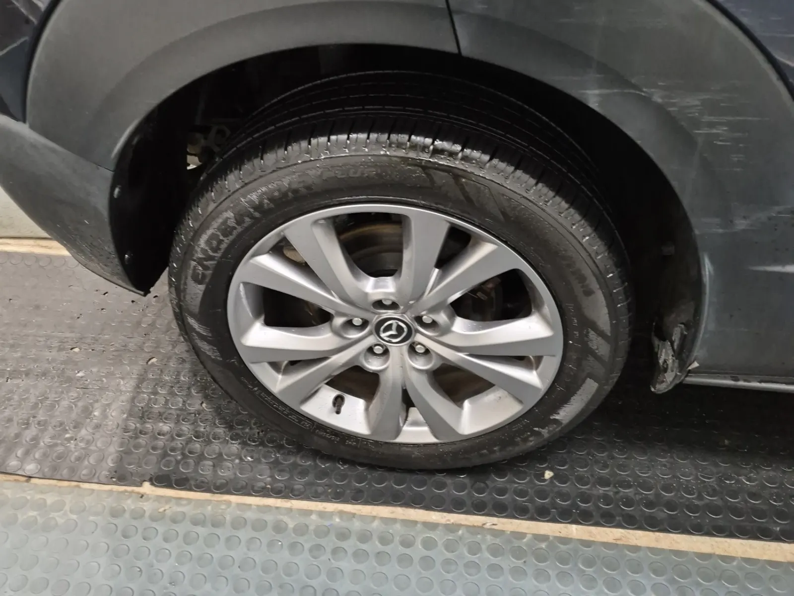 Right Rear Wheel/Tire Photo