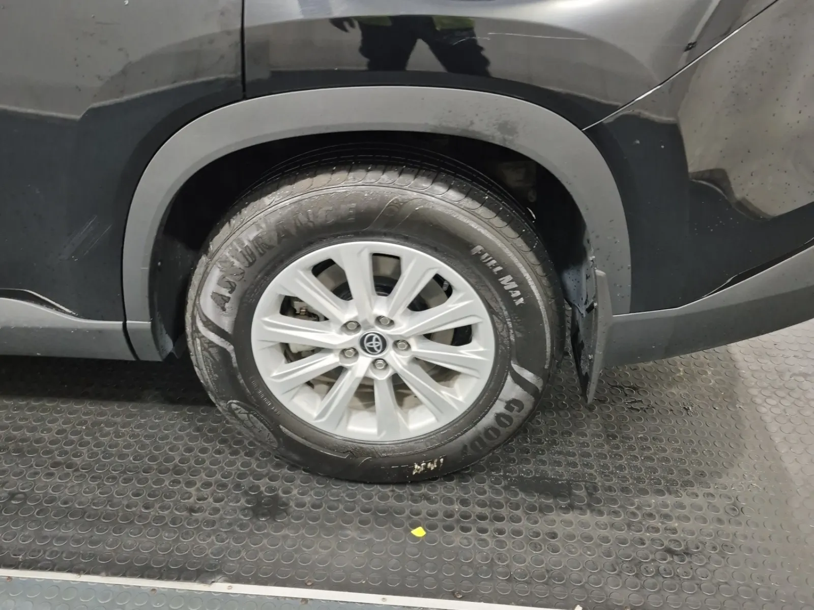 Left Rear Wheel/Tire Photo