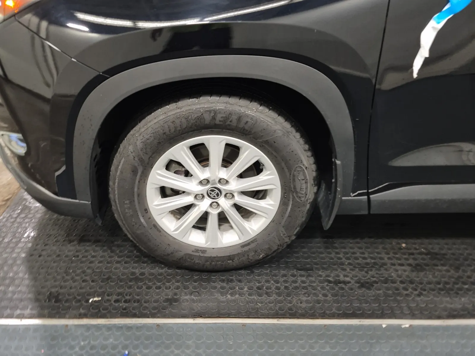 Front driver wheel/tire photo