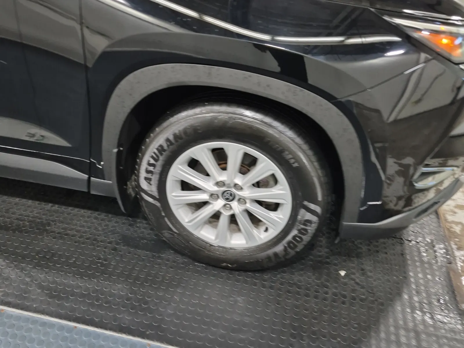 Right Front Wheel/Tire Photo