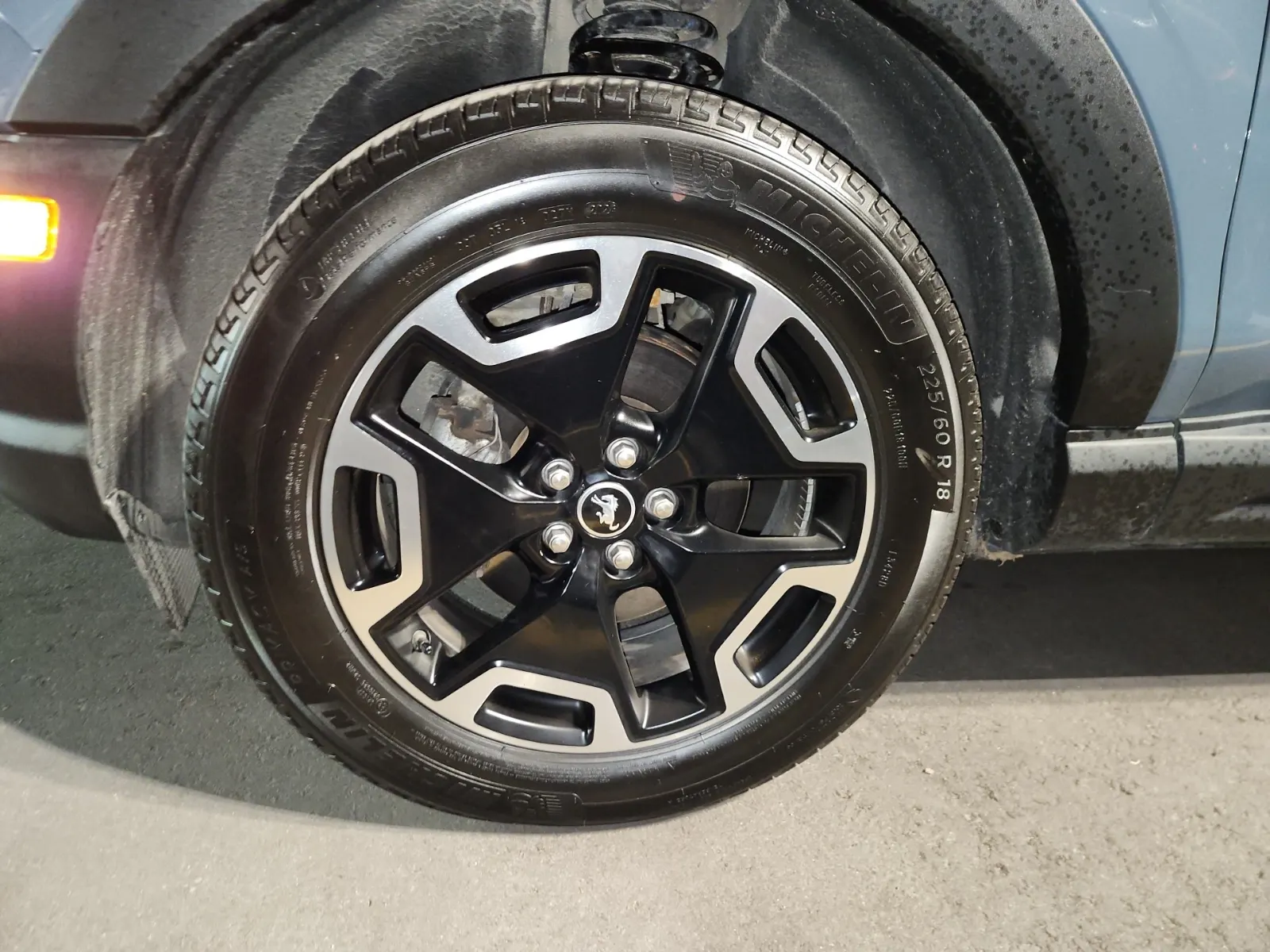 Front driver wheel/tire photo