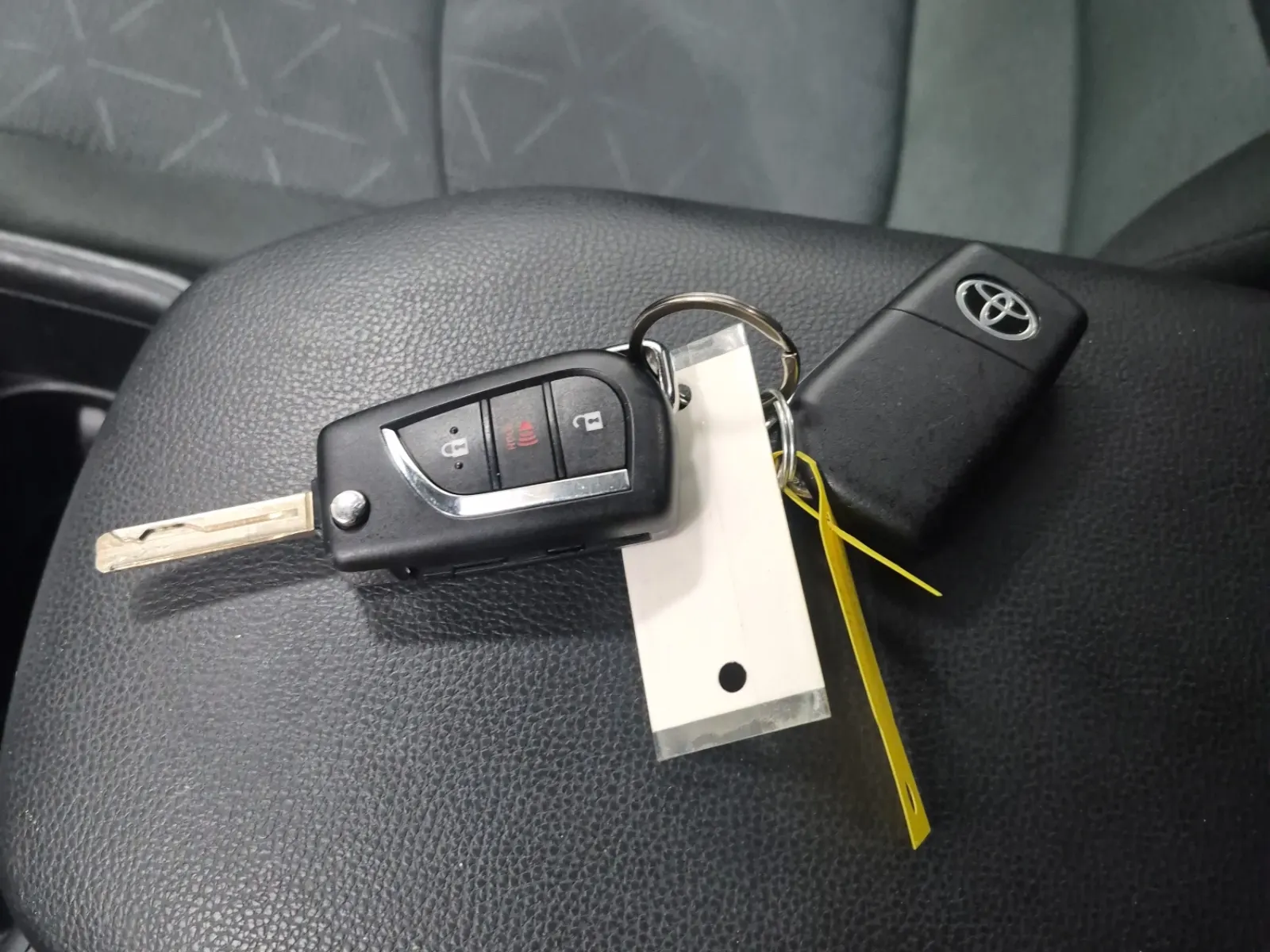 Keys/Fobs/Manual Photo