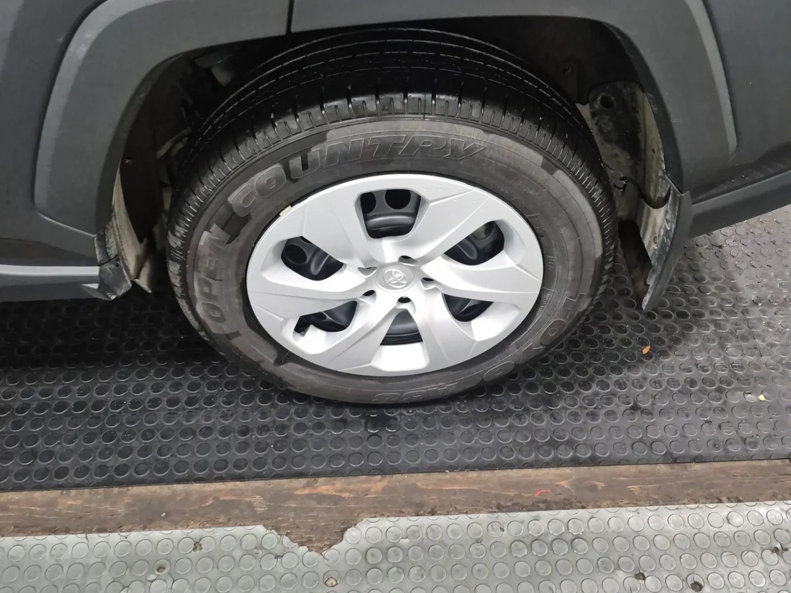 Left Rear Wheel/Tire Photo