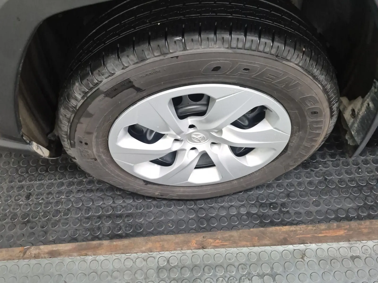 Front driver wheel/tire photo