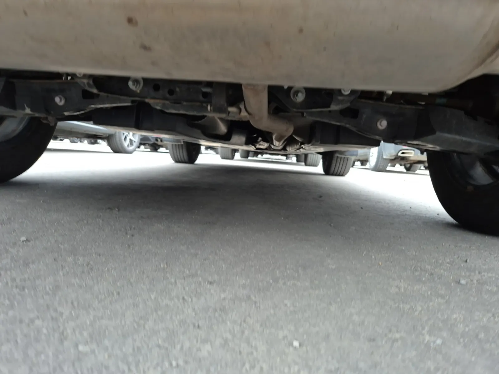 Undercarriage - Rear Photo