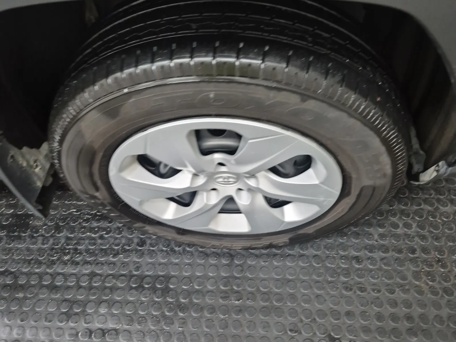 Right Front Wheel/Tire Photo